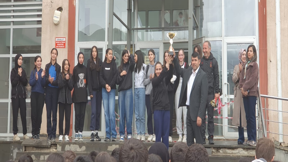 İLÇE SPOR ORGANİZASYONUNDA SPORTİF BAŞARI SAĞLAYAN ÖĞRENCİLERİMİZE KUPALARI VE MADALYALARI TAKTİM EDİLDİ
